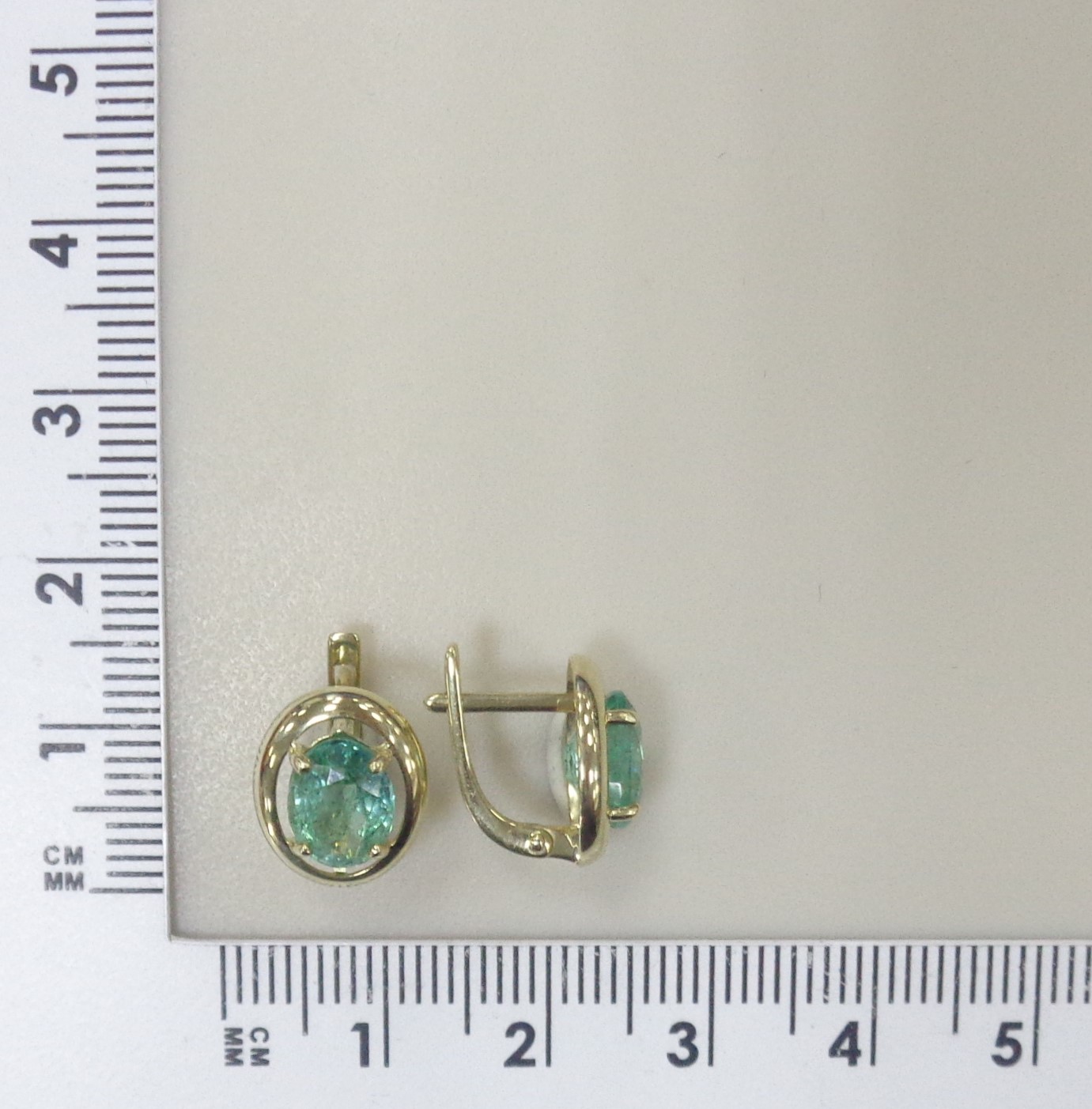 Серьги из желтого золота с изумрудами